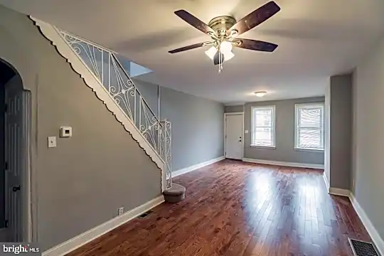 1310 Grove St Photo 2