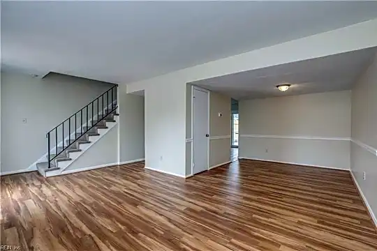 4504 Notre Dame Ct Photo 2