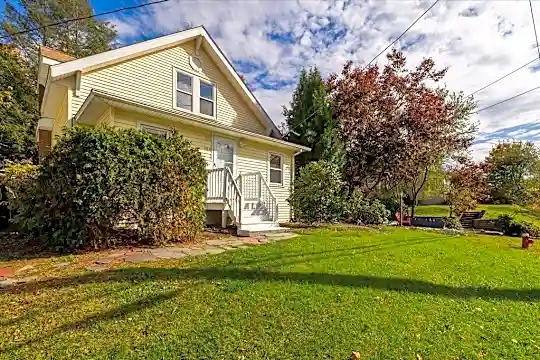 146 Auburn St Photo 2