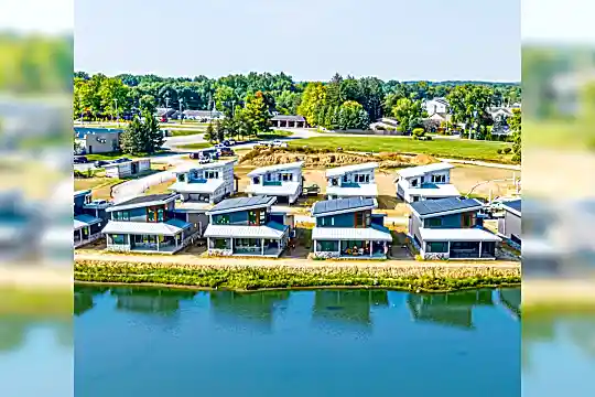 113 Harbor Pt Photo 1