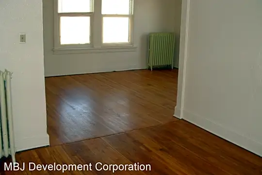 2400 Myrtle Ave Photo 2
