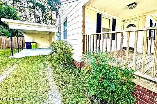 105 Beaufort Dr Photo 2