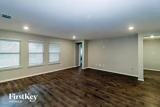 1539 Owen Way Photo 2
