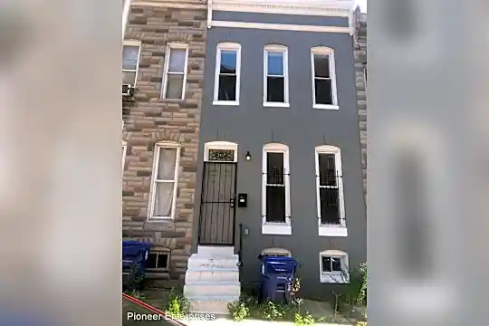 207 S Pulaski St Photo 1