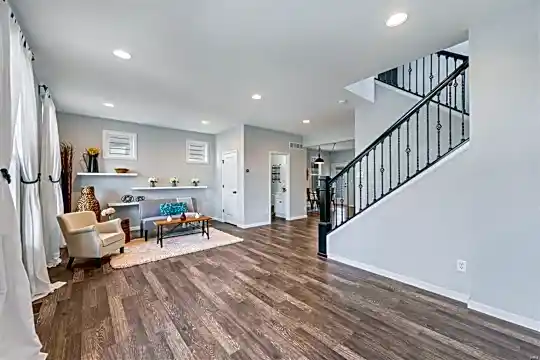 5044 Arpent St Photo 2