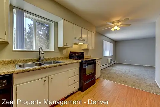 RENT SPECIALS! Spacious 2 bedroom close to Anschutz Medical School, SHOPPING and MORE! Photo 2