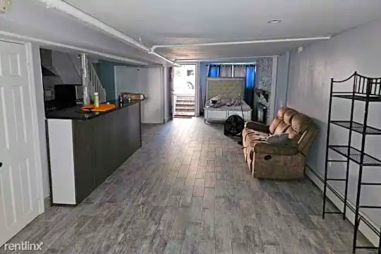 870 Kinsella St Photo 2