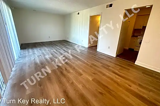 2409 Arlington Crescent Photo 2
