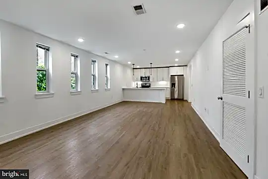 1335 N Marston St #202 Photo 2