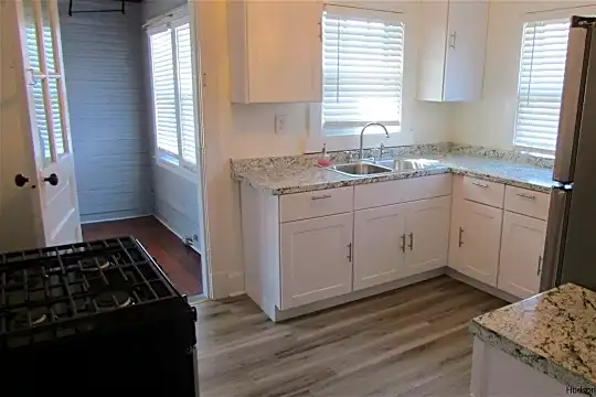 392 Albany Ave Photo 2