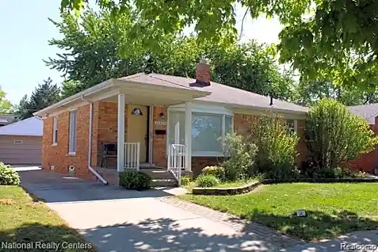 22424 Trombly St Photo 1