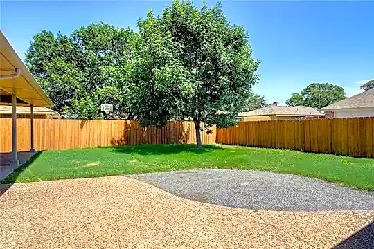 2508 Belmont Pl Photo 2
