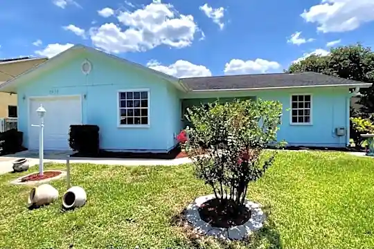 2450 SE Sidonia St Photo 1