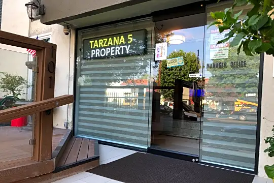 Tarzana Courtyard Photo 2