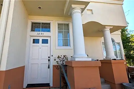 1095 S San Marino Way Photo 2