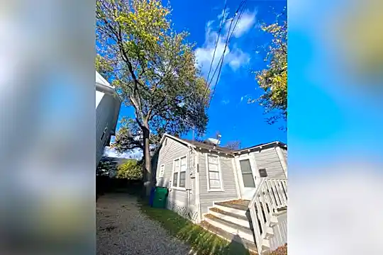 512 W Davis St Photo 2