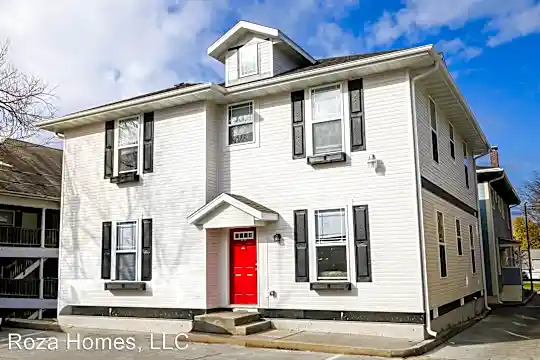 1040 E Walnut St Photo 1