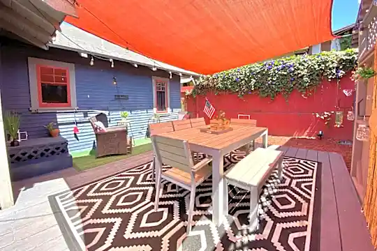 2111 University Ave Photo 1