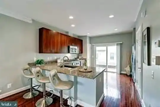 9501 Canonbury Square Photo 2