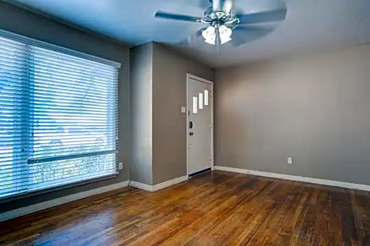 4015 33rd St Photo 2