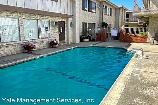 6611 Haskell Ave Photo 2