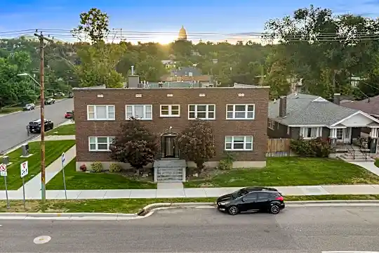 376 N 300 W Photo 2
