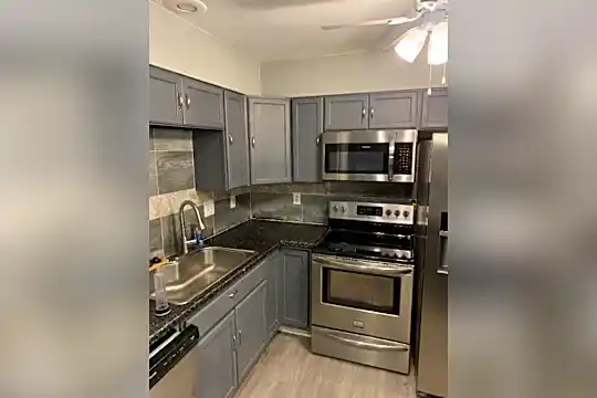 7943 York St Photo 2