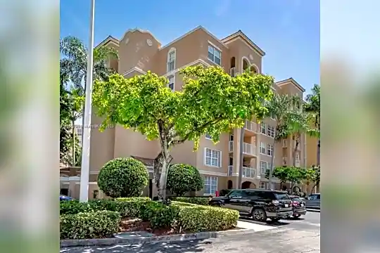 19999 E Country Club Dr #1306 Photo 2