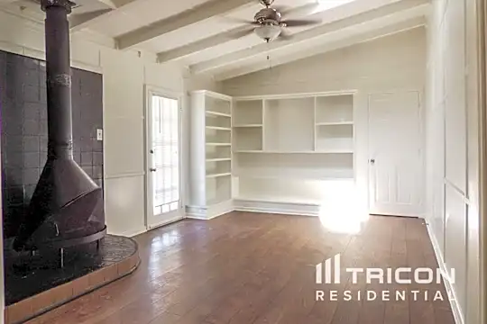 5102 Lakewood Drive Photo 2