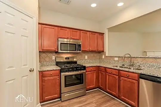2092 Lakeshore Overlook Dr Photo 2