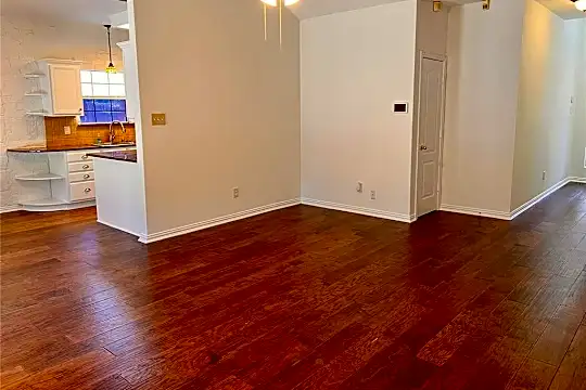 2811 Freedom Cir Photo 2