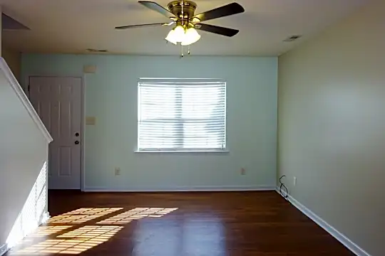 2005 Grandeur Ave Photo 2