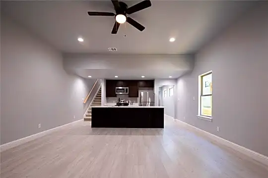 419 W Elm St #421 Photo 2