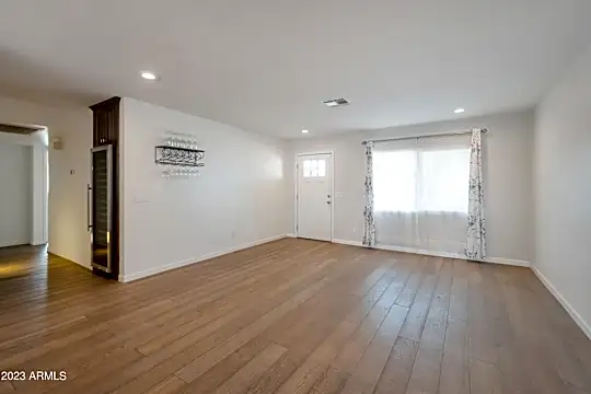 1710 E Julie Dr Photo 2