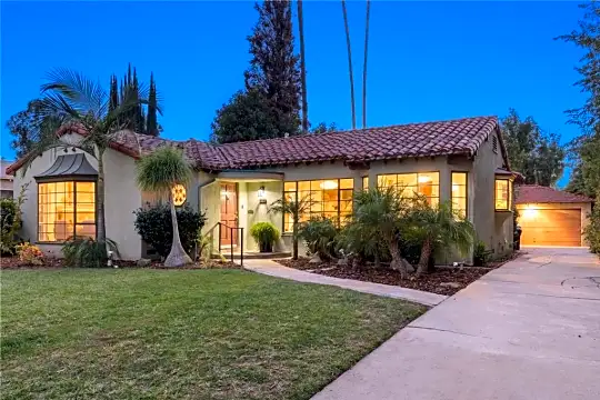 California Vibes Unlimited: Indulge In This Mid-century Modern Hallway