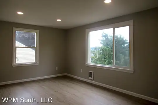 435 Windsor Way NE Photo 2