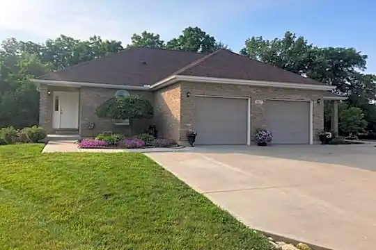 807 Tamarack Ct Photo 2