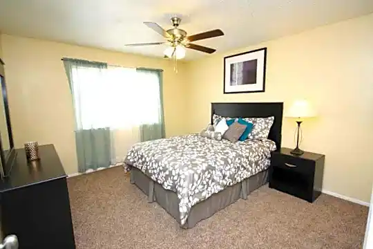 Zander Park Apartment Homes Photo 2