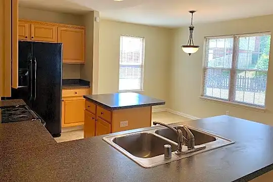 700 Clayvis Ct Photo 2