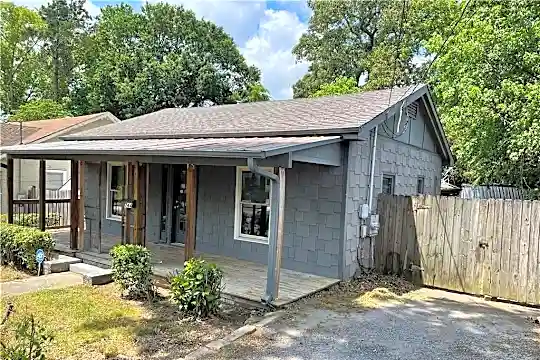 744 Glass St NW Photo 2