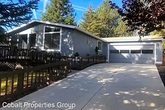 1017 SE Laurelwood Pl Photo 1