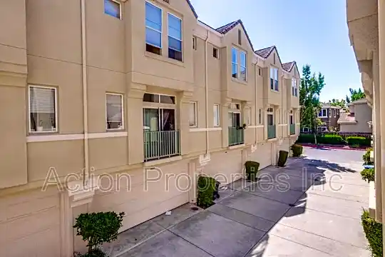 158 Holly Ct. Photo 2