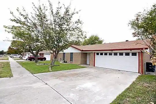 1208 Phyllis Dr Photo 2