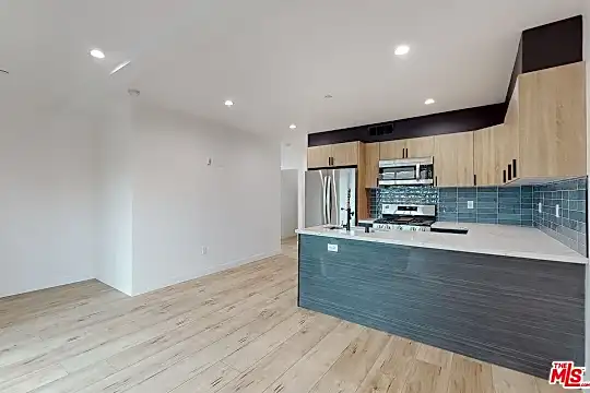6801 Gloria Ave Photo 2
