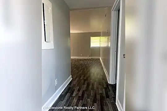 1907 Meadow Dr Photo 2