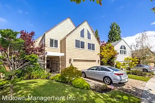 652 Greenwich Ln Photo 2