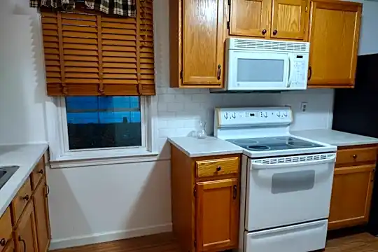 401 Oakwood St Photo 1