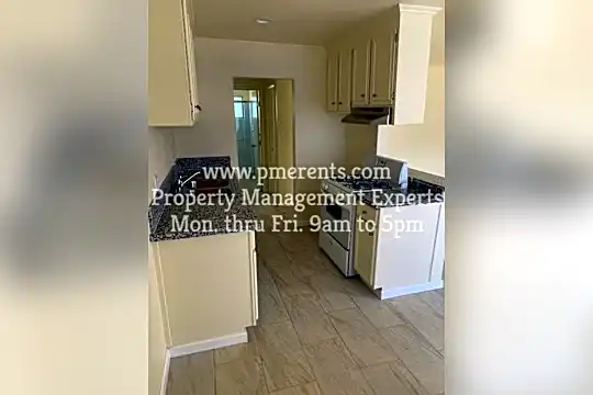 337 E Poplar St Photo 2