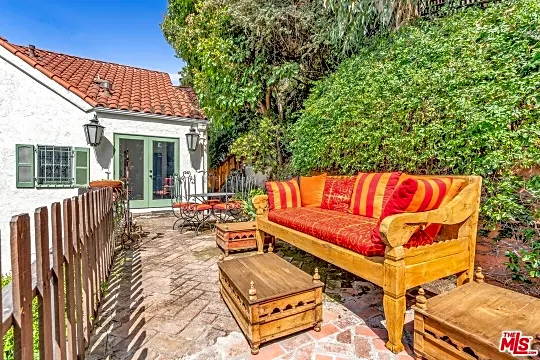 2279 Laurel Canyon Blvd, Los Angeles, CA 90046