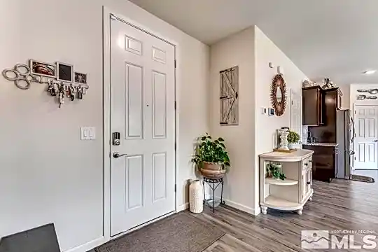 320 Loch Lomond Dr Photo 2